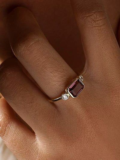 Anillos con piedras talla esmeranda tono fucsia y dos circonitas