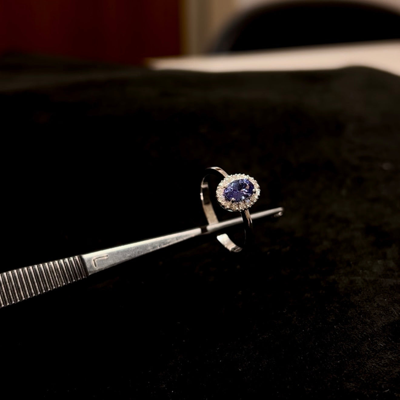 Anillo oro Blanco 18ktes Diamantes y tanzanita