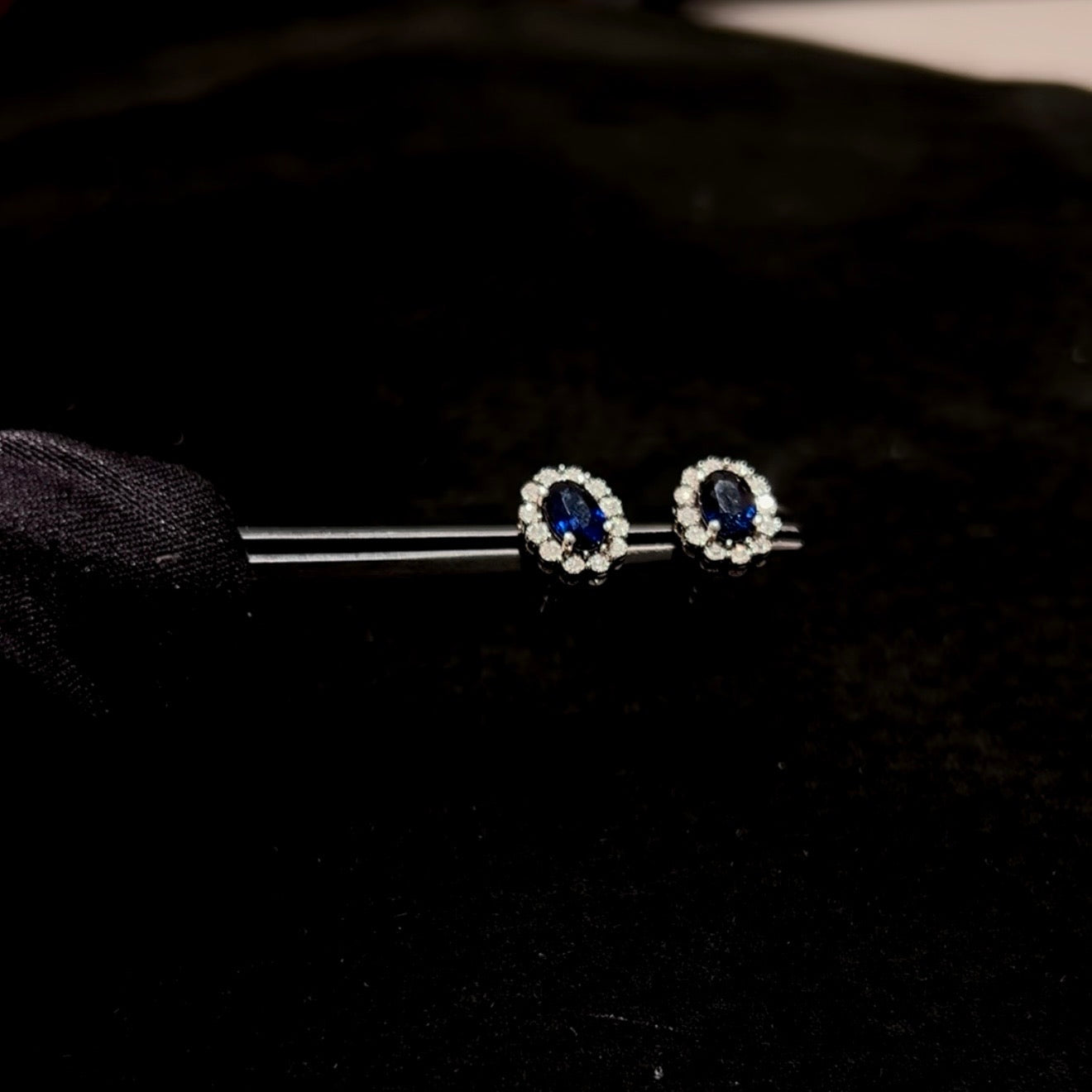 Pendientes oro Blanco 18 ktes Diamantes y zafiro azul