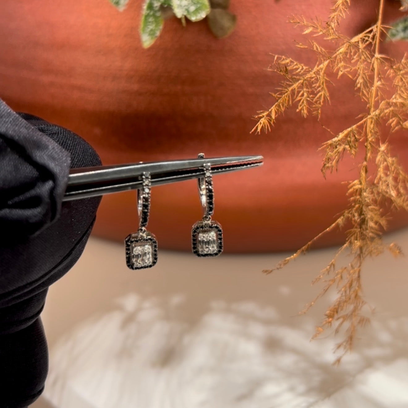 Pendientes oro blanco 18 ktes diamantes blancos y negros