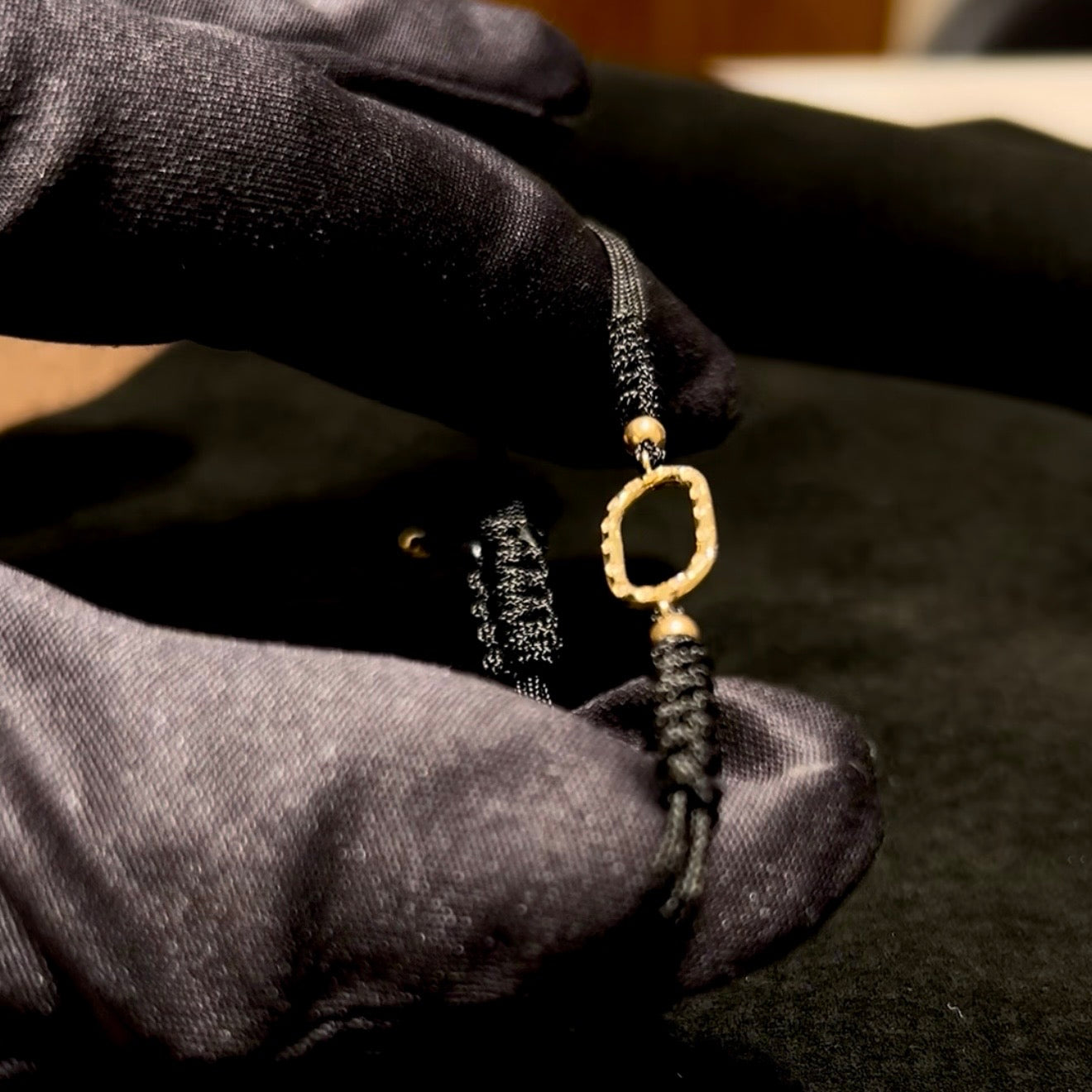 Pulsera oro 18 ktes y Diamantes con macrame