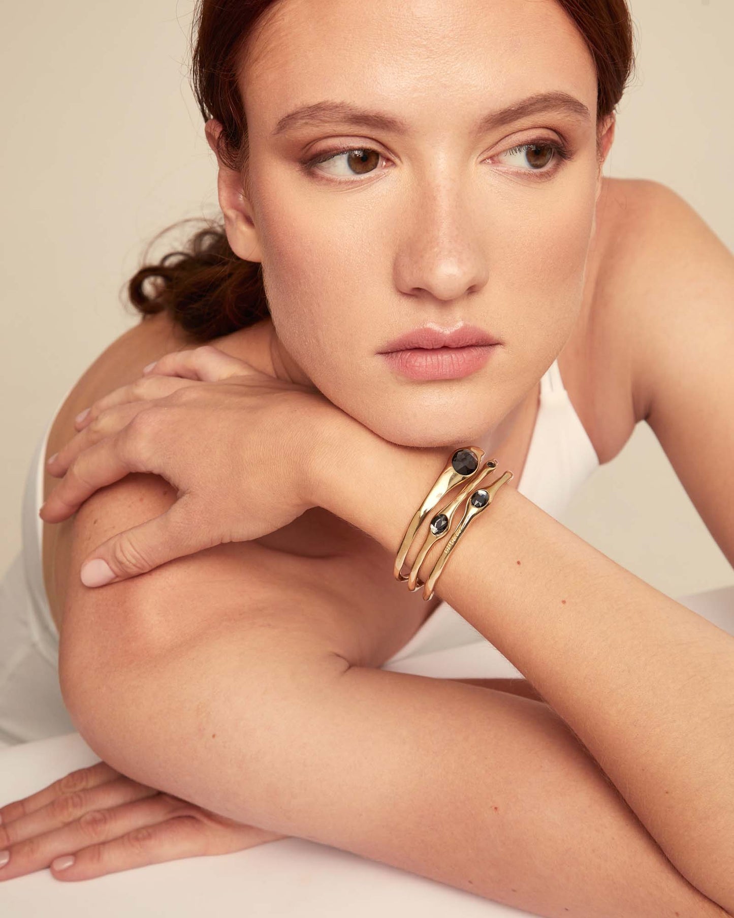 18k gold plated rigid bracelet with grey crystals