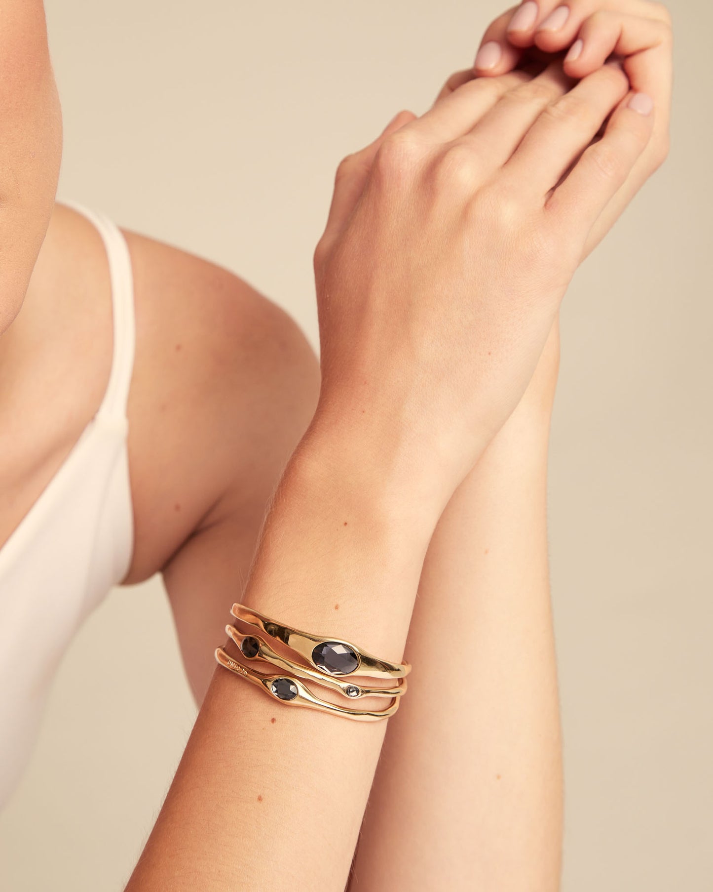 18k gold plated rigid bracelet with grey crystals
