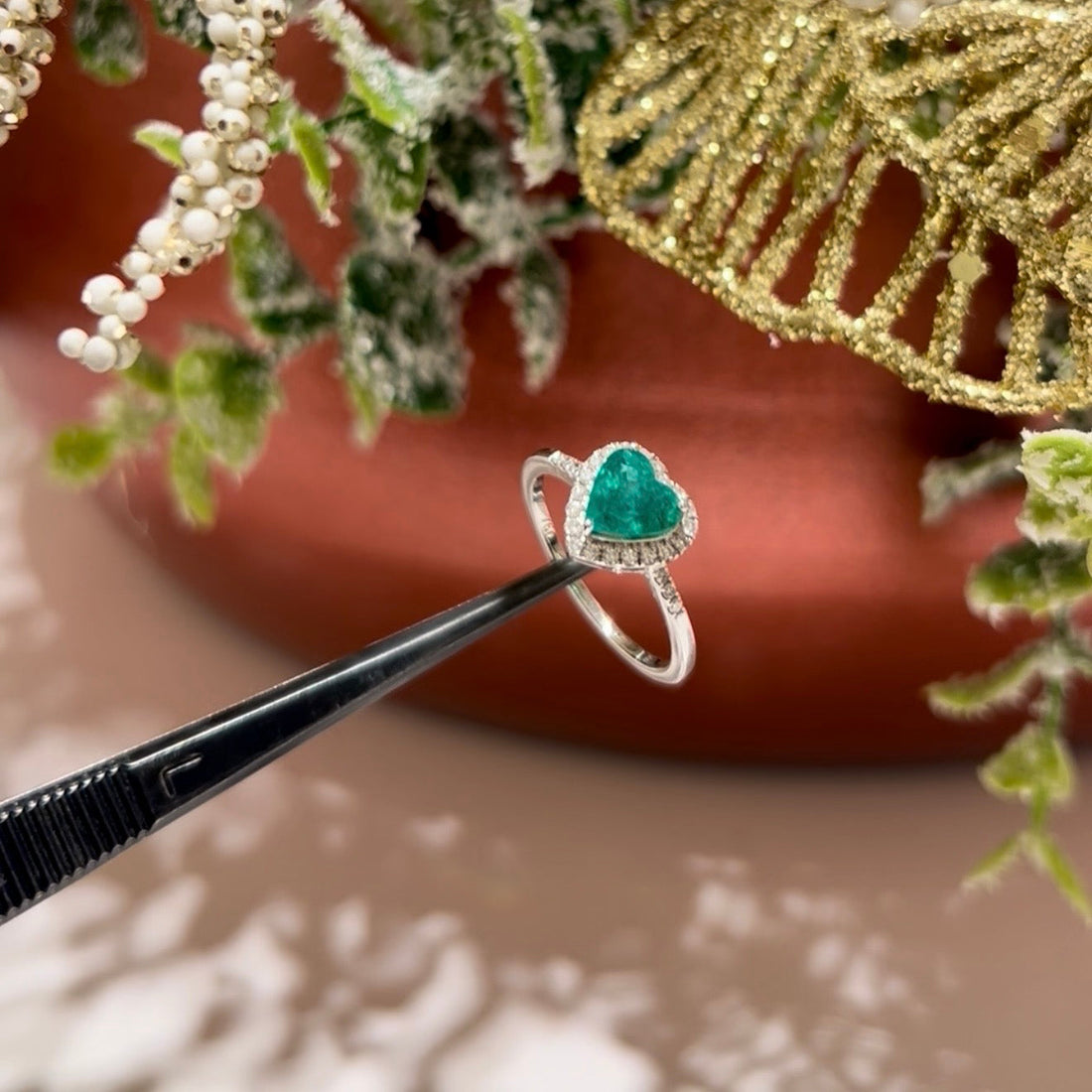 Anillo de oro blanco 18k con diamantes y esmeralda en forma de corazón