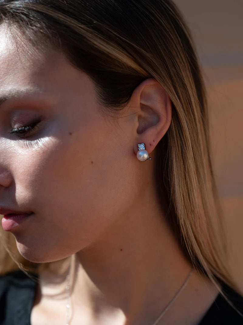 You and me earrings with pearl design accompanied by an adamantine quartz