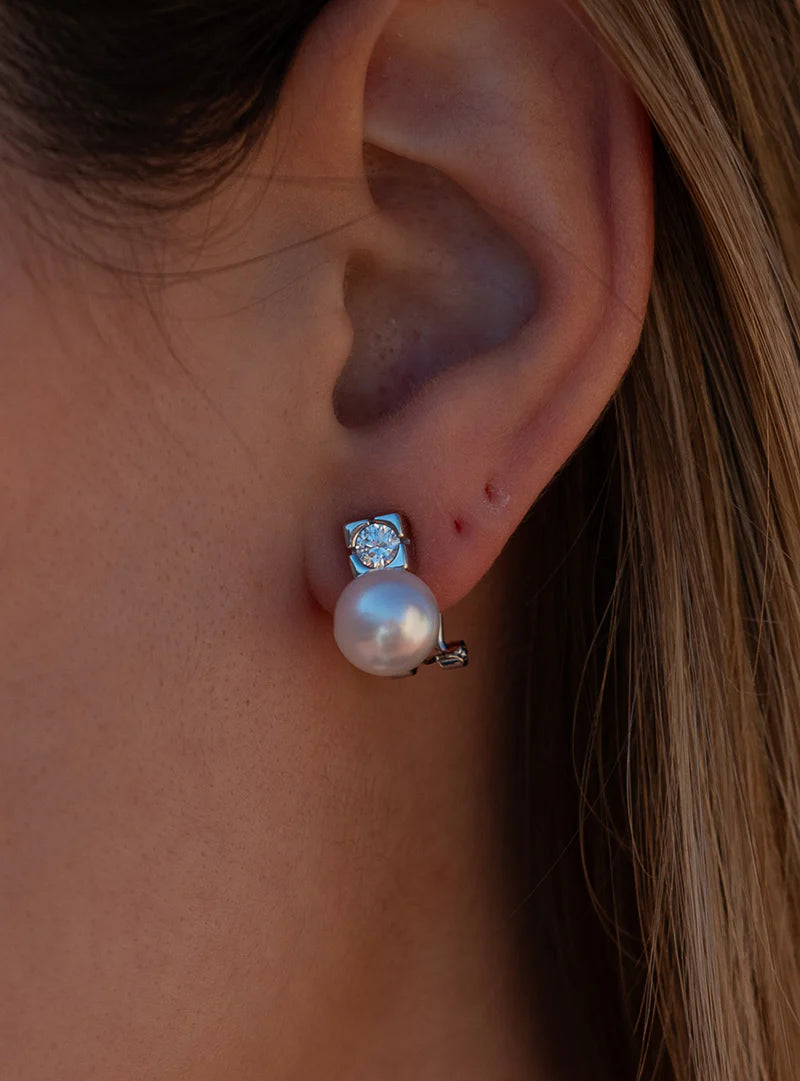 You and me earrings with pearl design accompanied by an adamantine quartz