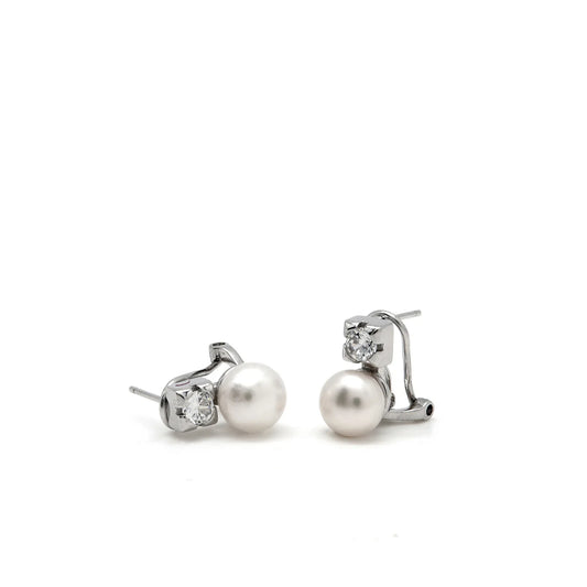You and me earrings with pearl design accompanied by an adamantine quartz