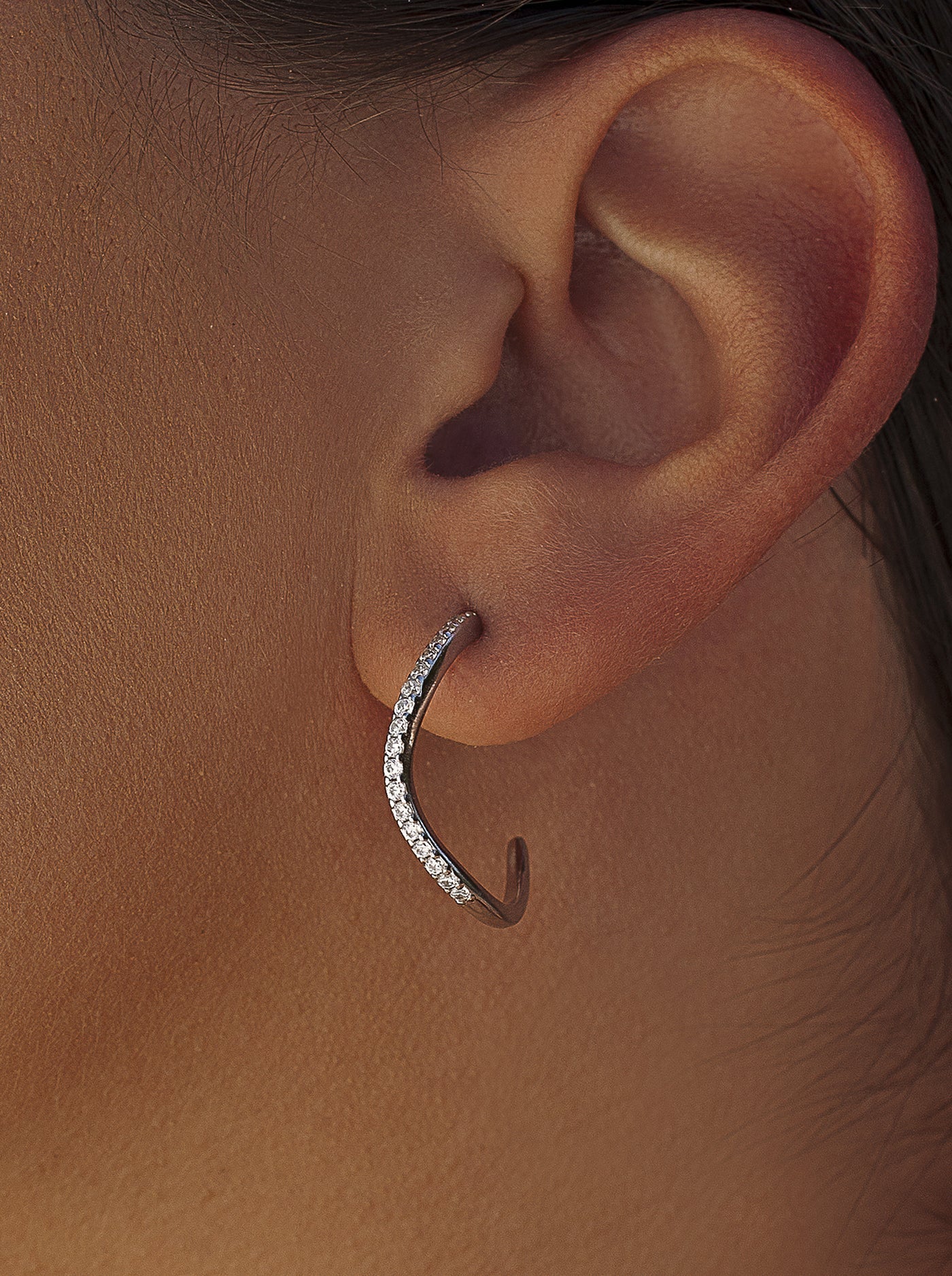 Original hoop earrings with curvilinear design and zircons