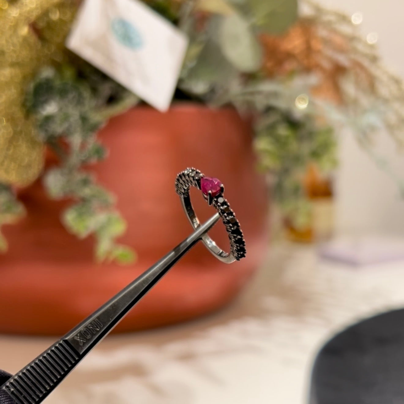 Anillo oro blanco 18 ktes pavonado en negro diamantes negros y rubí