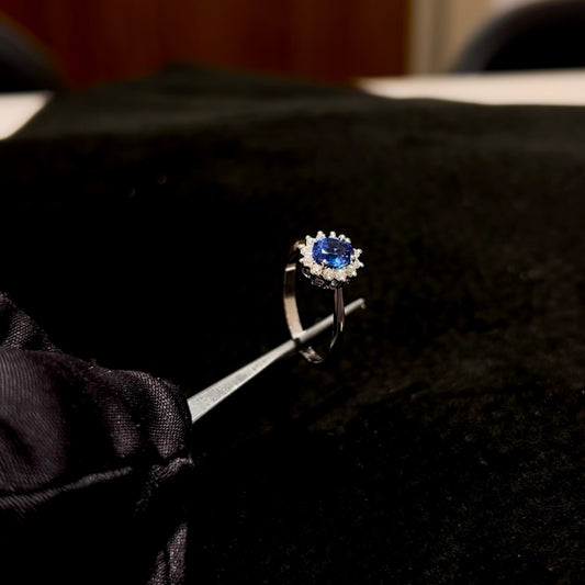 Anillo oro Blanco 18ktes Diamantes y zafiro azul