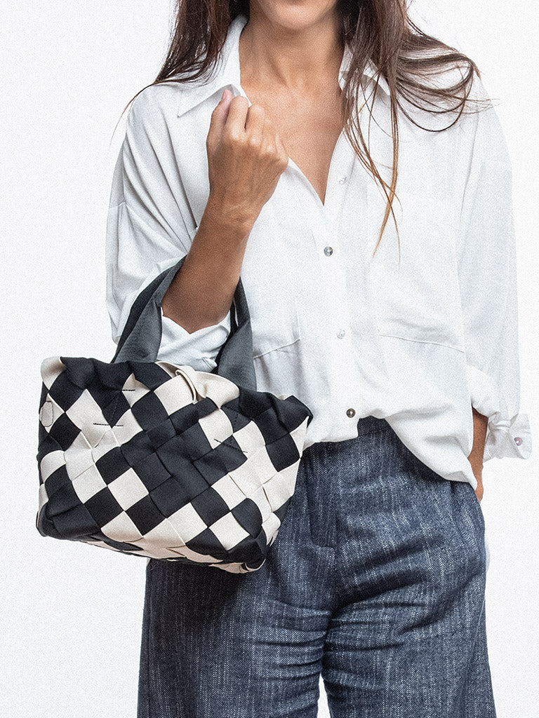 JACKIE. BOLSO DE NEOPRENO TRENZADO NEGRO Y BLANCO