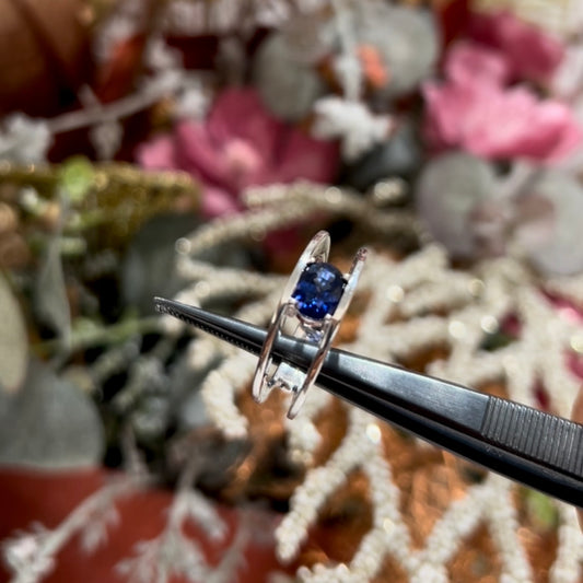 Anillo oro blanco 18 ktes y zafiro azul