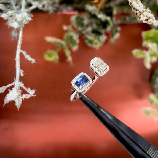 Anillo oro blanco 18 ktes diamantes y zafiro azul