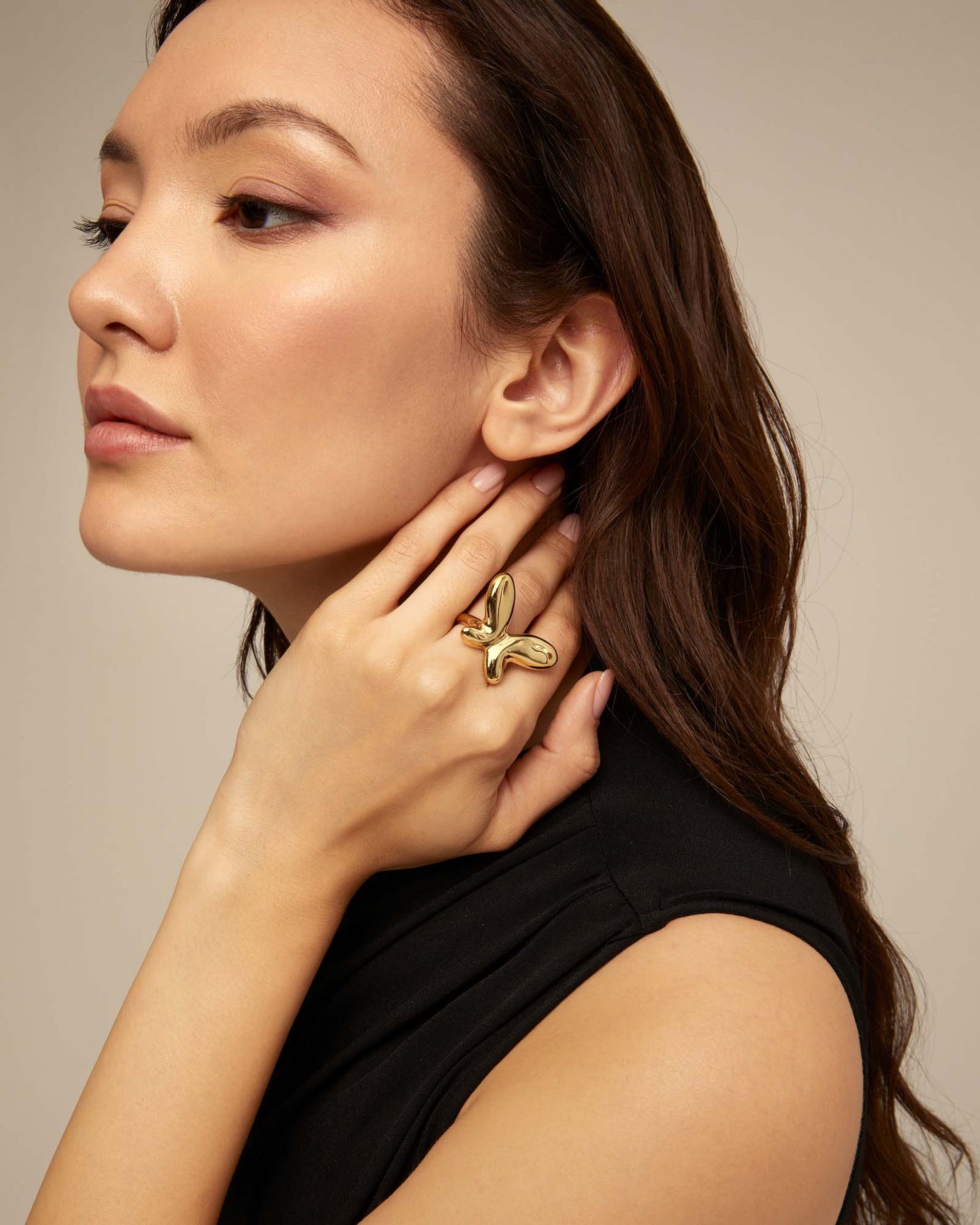 Anillo bañado en oro de 18K con forma de mariposa mediana