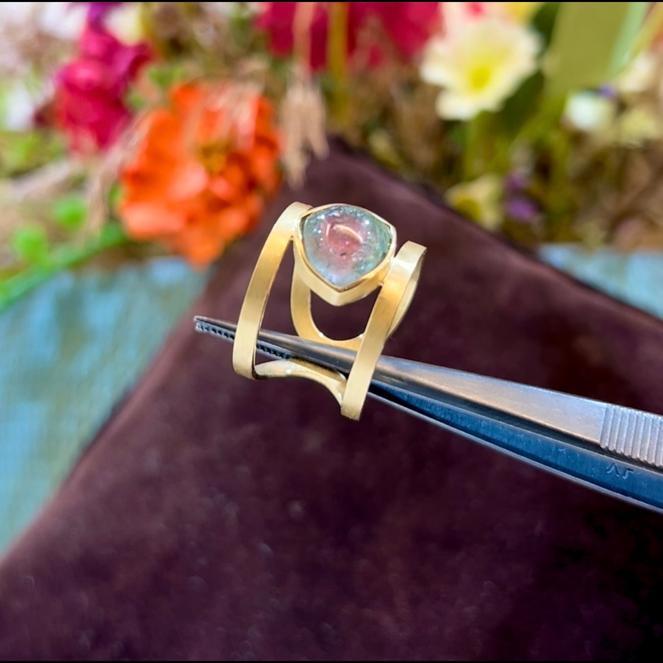 Anillo oro amarillo 18 ktes y turmalinas watermelon