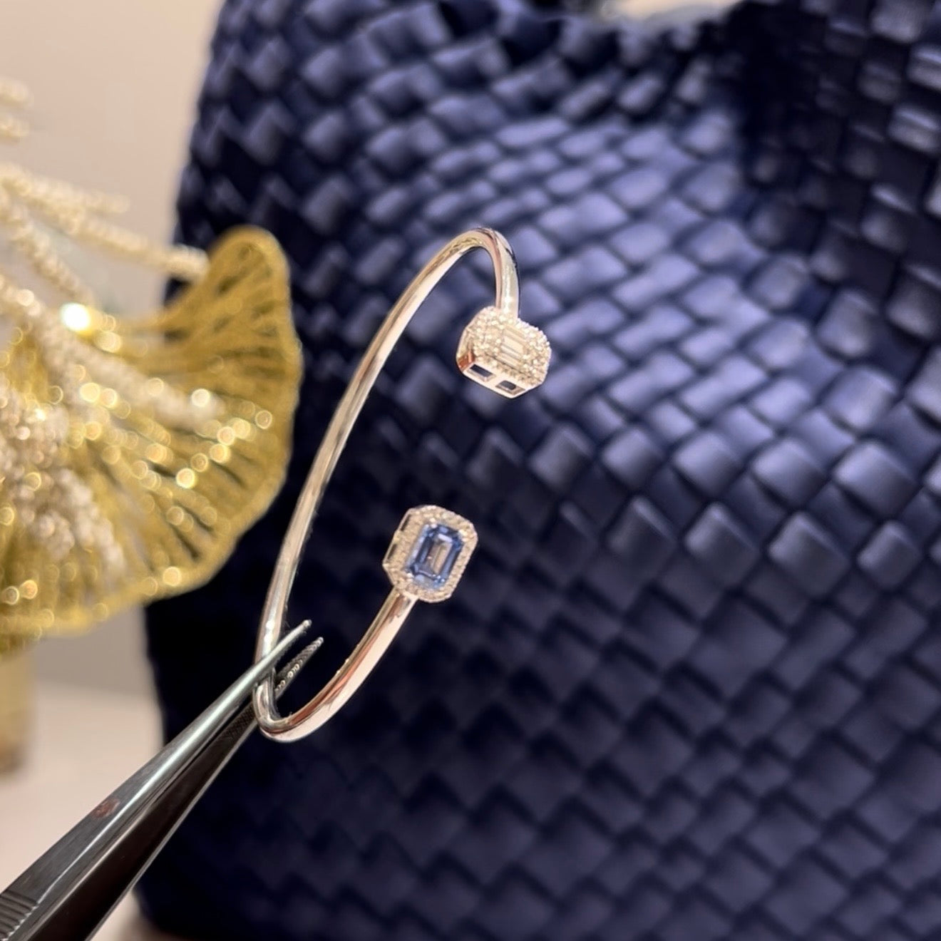 Esclava oro blanco 18 ktes diamantes y zafiro azul