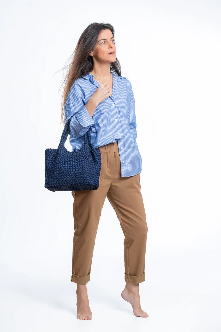 BASIC. BOLSO DE NEOPRENO TRENZADO AZUL MARINO
