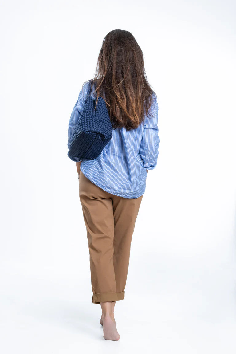 BASIC. BOLSO DE NEOPRENO TRENZADO AZUL MARINO