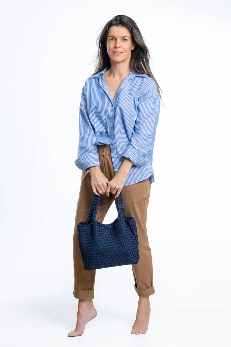 BASIC. BOLSO DE NEOPRENO TRENZADO AZUL MARINO