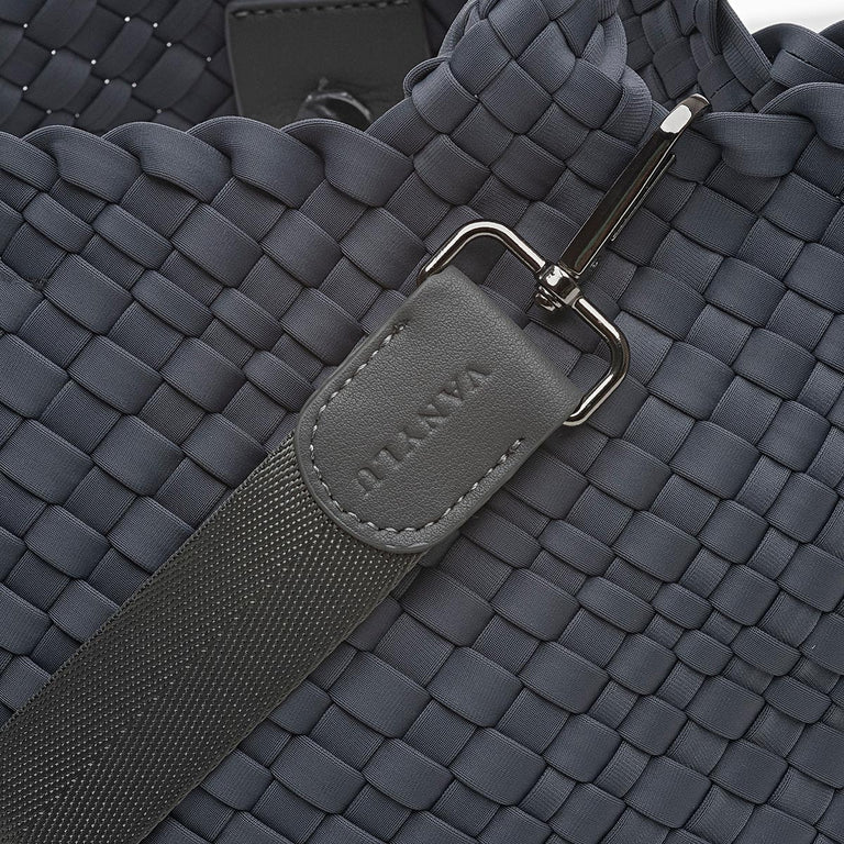 BASIC. BOSSA DE NEOPRÈ TRENAT GRIS PLOM