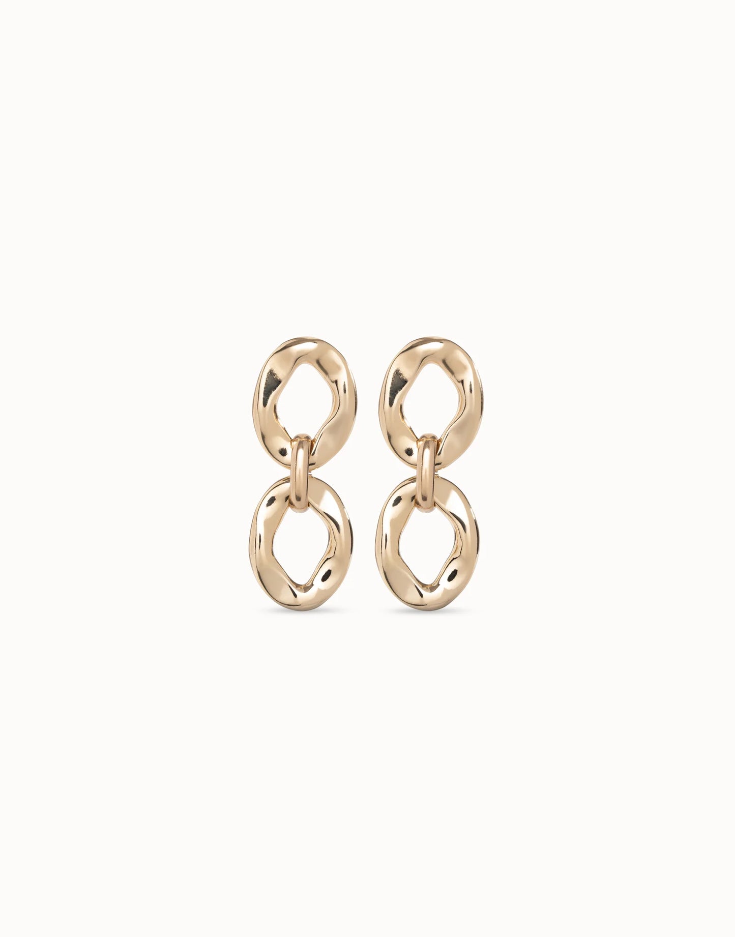 Pendientes bañados en oro 18K con 2 eslabones unidos por una anilla