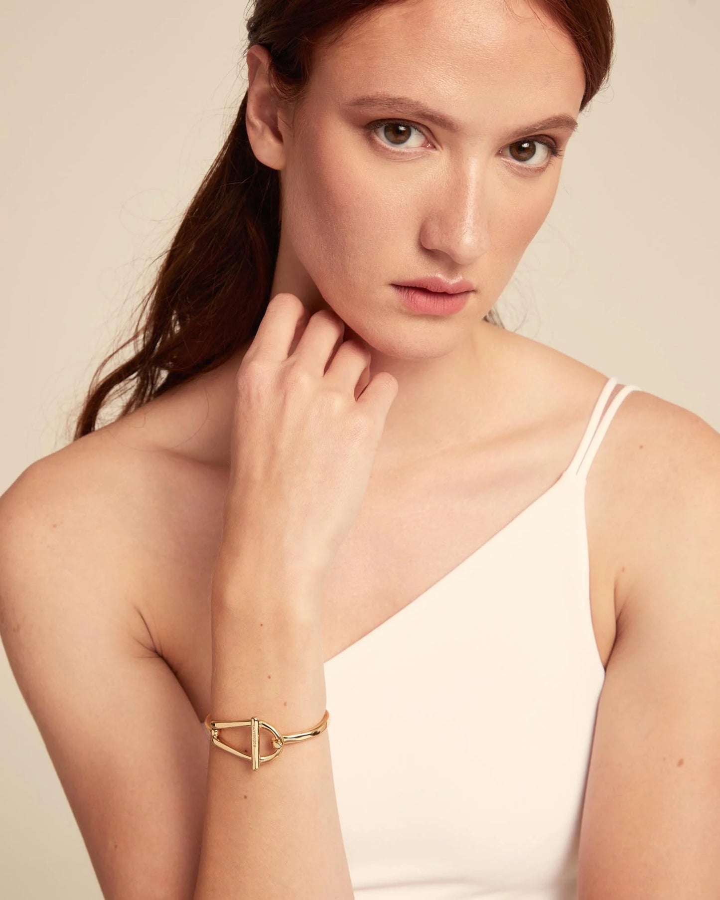 Pulsera rígida bañada en oro 18k eslabón mediano y muelle interior