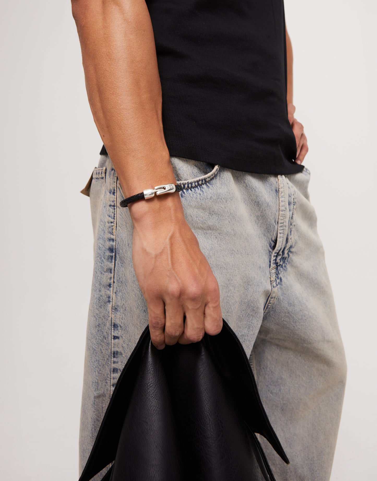 Polsera de cuir tubular, trenada amb tancament banyat en plata de llei 