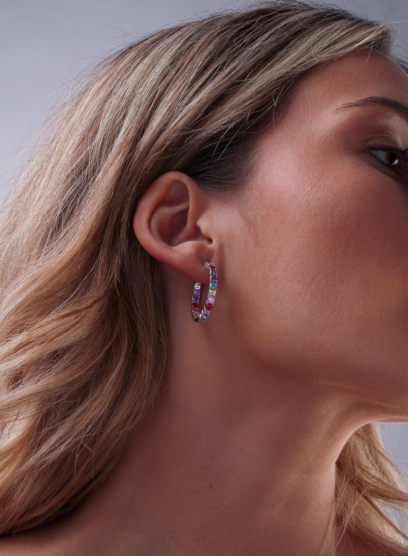 Hoop earrings with round-cut multi-chrome stones