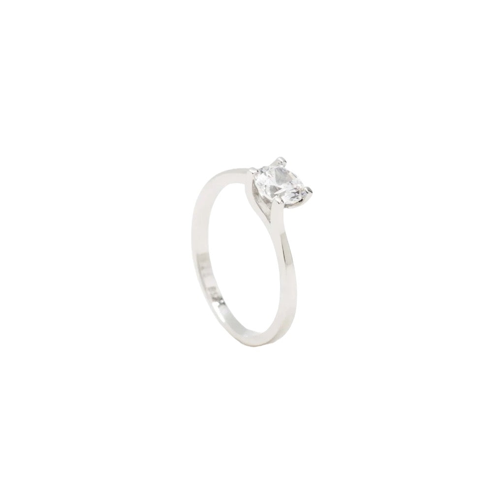 Engagement ring with smooth silver design and central zirconia