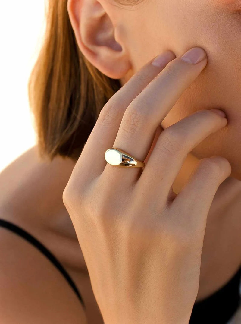 Anillo sello de plata lisa bañada en oro