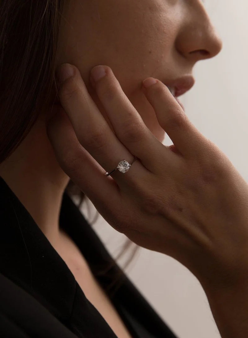 Engagement ring with smooth silver design and central zirconia