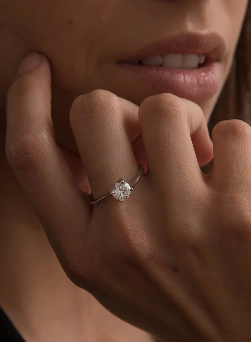 Engagement ring with smooth silver design and central zirconia