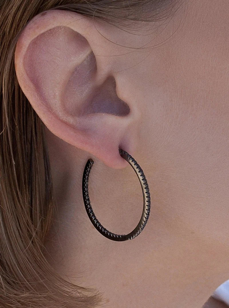 Medium double rail hoop earrings with black zirconia, square design and ruthenium plating