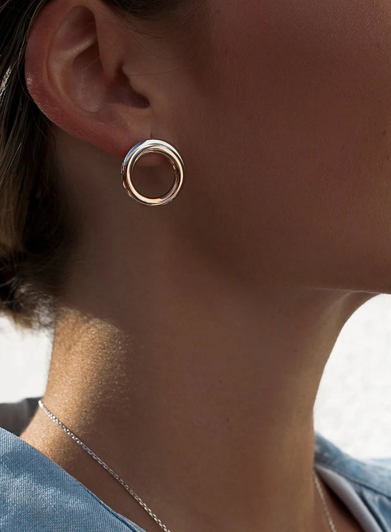 Two-tone earrings with central knot design