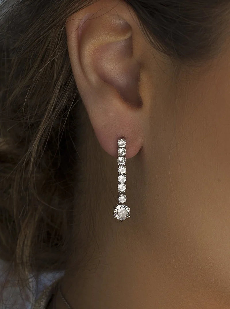 Long bridal earrings with a linear rigid design