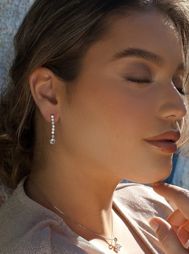 Long bridal earrings with a linear rigid design