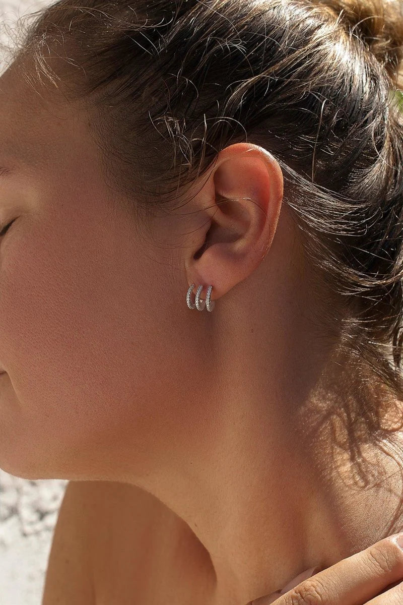 Original earrings with curved zirconia rail design