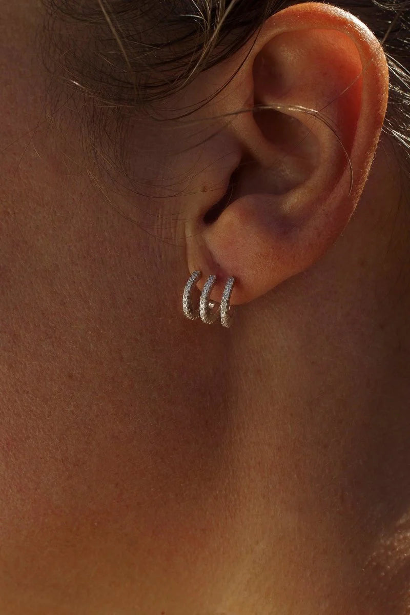 Original earrings with curved zirconia rail design