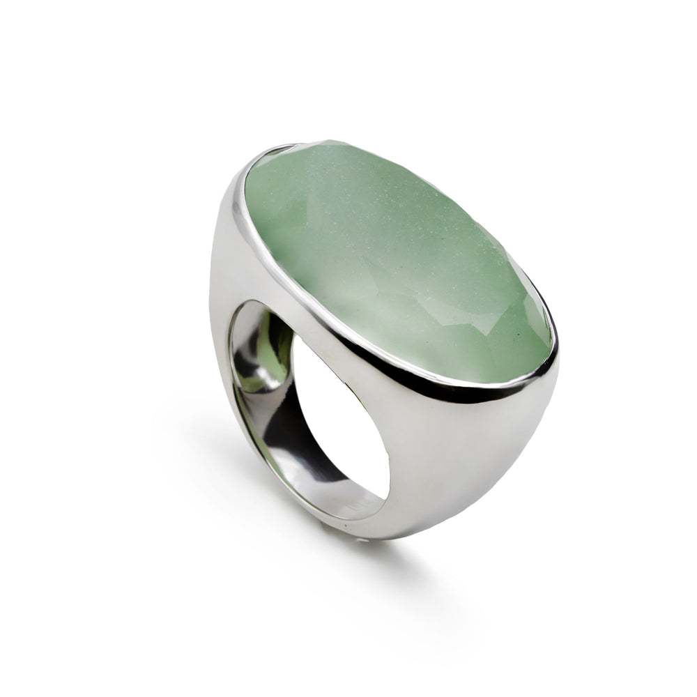 Anillo con piedra diseño sofisticado en tono verde
